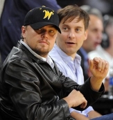 DiCaprio ha sido visto en los juegos de las finales entre Lakers y Magic en Staples Center. Al lado se aprecia a Tobey Maguire
